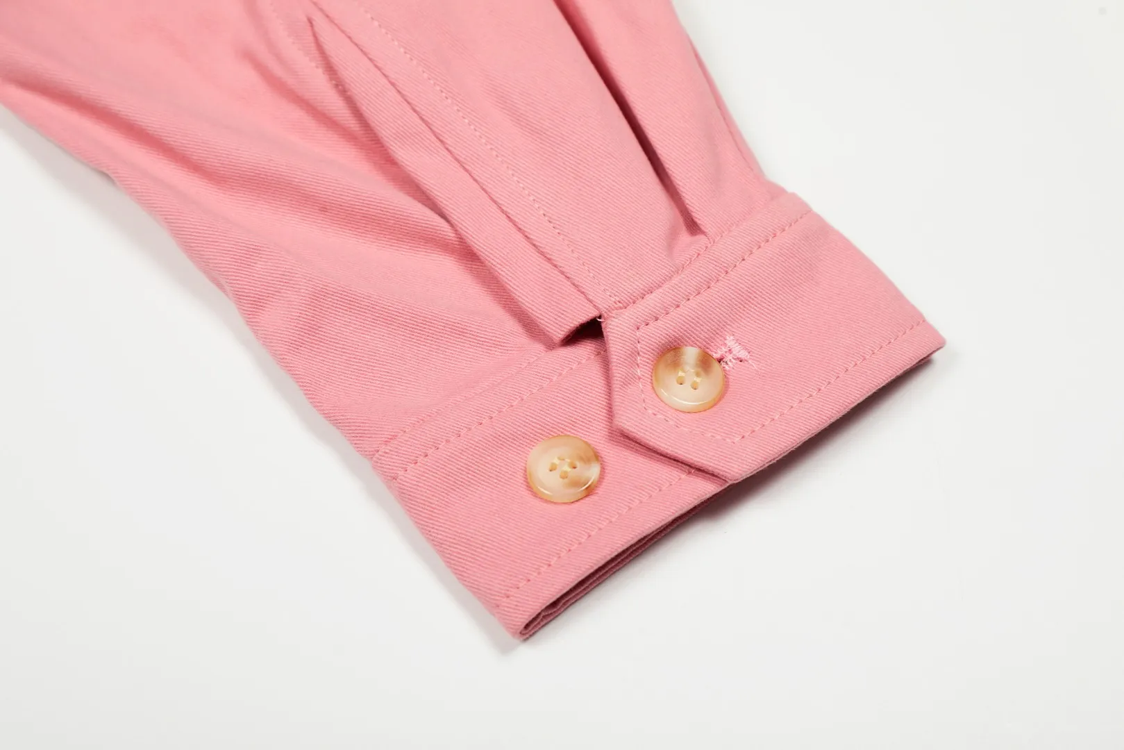 P300 top quality" Style number: 8101# (not off the shelves all year round) [Ralph Lauren/Ralph Lauren old cadre pony embroidered armband POLO jacket] ✅Ralph Lauren Ralph Lauren classic basic American retro old cadre goddess style jacket ✅Pure cotton high-gram heavy wash, soft, comfortable and tangible, upright and textured ✅Customized Vintage bronze double-open zipper head to restore the same quality as the cabinet version ✅This style: White/khaki color. There are waist patterns inside the threads of the collar and cuffs. Please note~ ✅Retro versatile jacket. The upper body is very flattering. Versatile model YYDS~ ✅Versatile for daily wear and work wear. ✅The upper body is simple and easy to wear. A must-have for goddess ootd. Good-looking clothes are never too picky. A must-have in the goddess' wardrobe. Size: S-XL. Color: White, yellow, red, navy, khaki, pink, light blue, olive green.